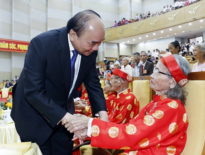 Chủ tịch nước Nguyễn Xuân Phúc thăm các cụ tròn 100 tuổi tại buổi lễ phát động Tháng hành động vì NCT Việt Nam năm 2022